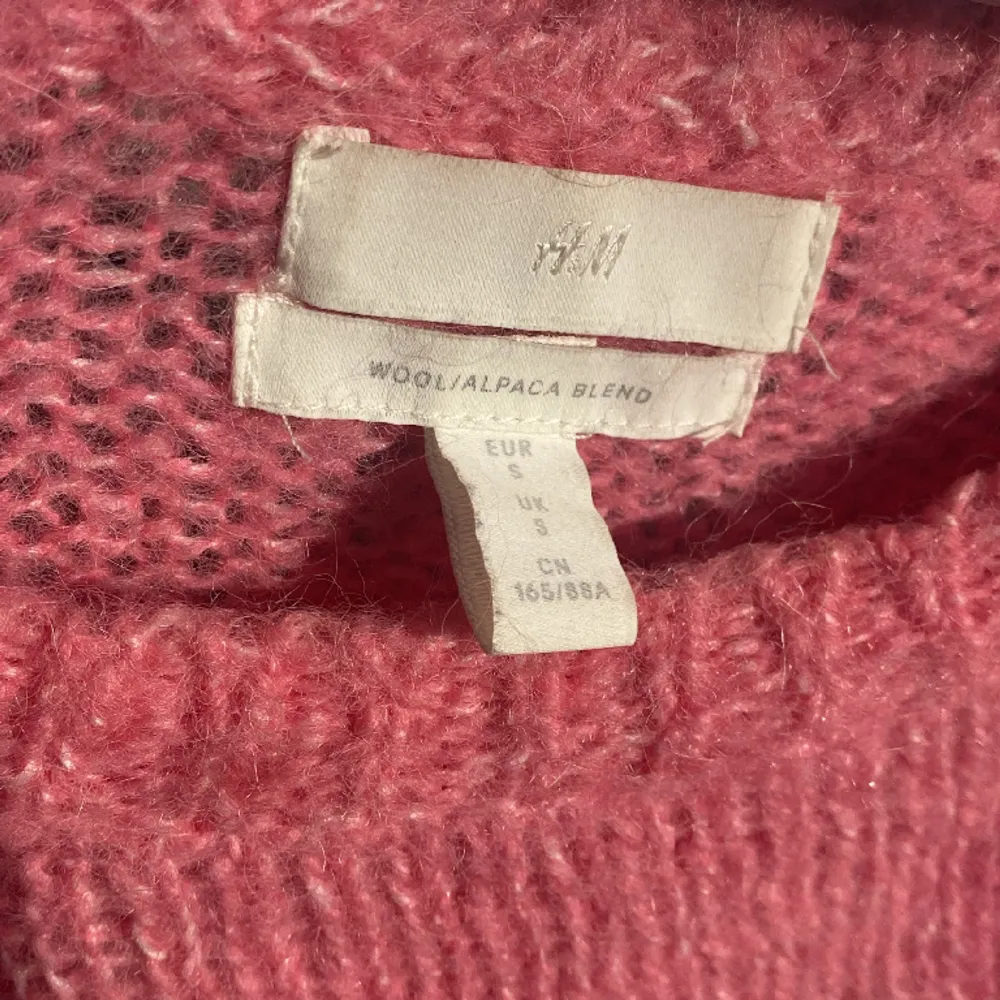 Super fin stickad tröja från H&M i storlek S som är som helt ny!. Stickat.