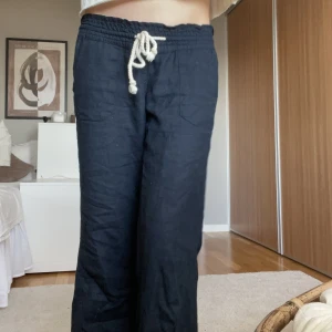 Roxy linnebyxor - Säljer nu jättefina roxy linnebyxor pga att de inte kommer till användning💕 Obs, ändarna är sprättade för jag ville att de skulle vara längre men inget man tänker på😅