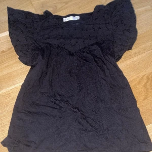 Svart topp - Snygg svart topp, köpt i spanien. Använd gärna köp nu knappen