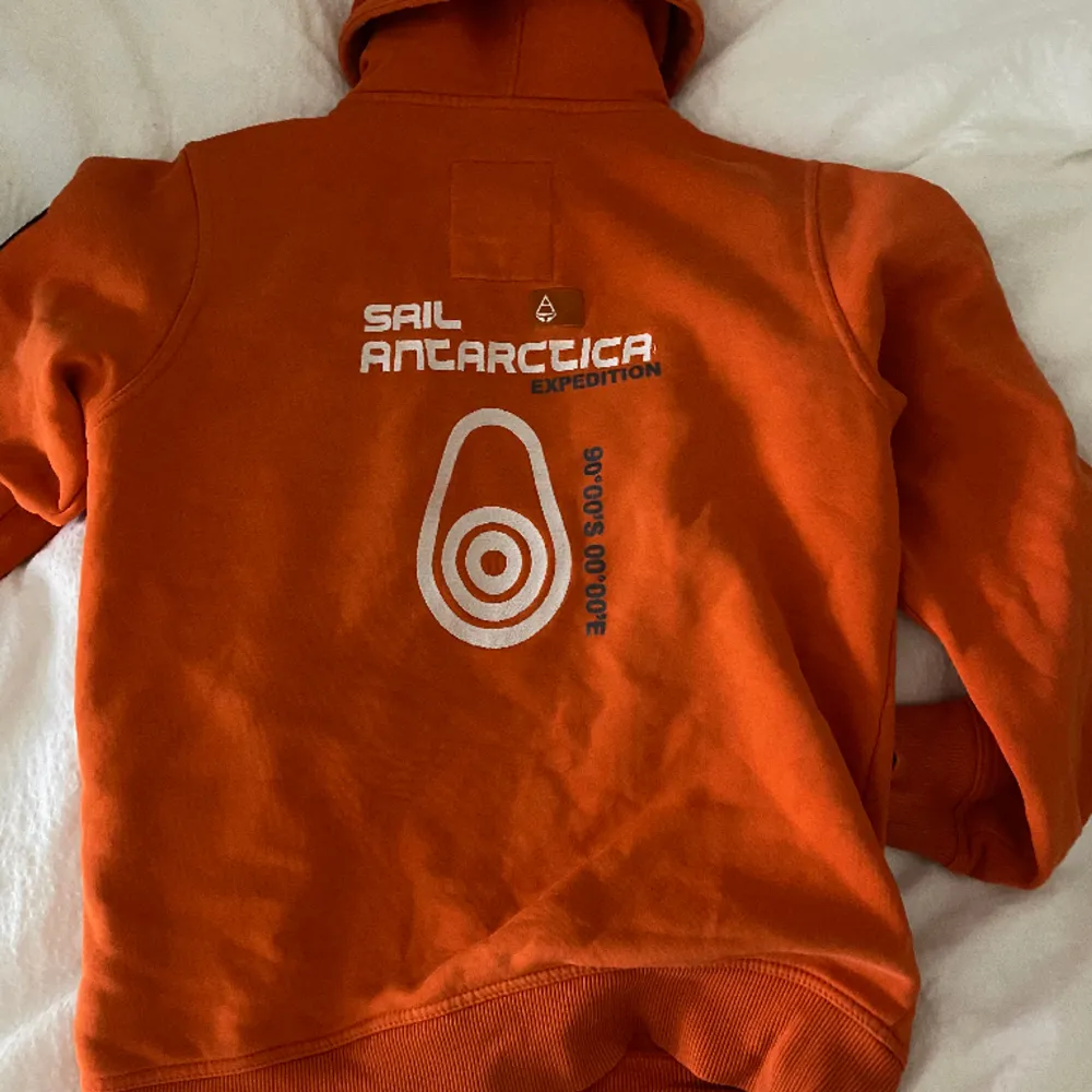 Säljer denna orangea kofta från Sail racing den sälj inte längre och har inga skador .. Hoodies.