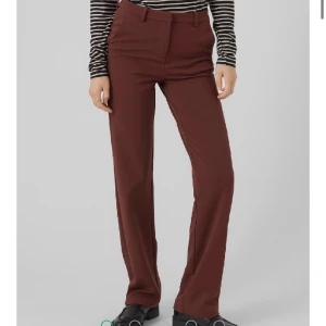 bruna kostymbyxor  - fint skick, säljs då dom är för långa på mig! nypris 399, säljer för 150 + spårbar frakt 🙏🏼