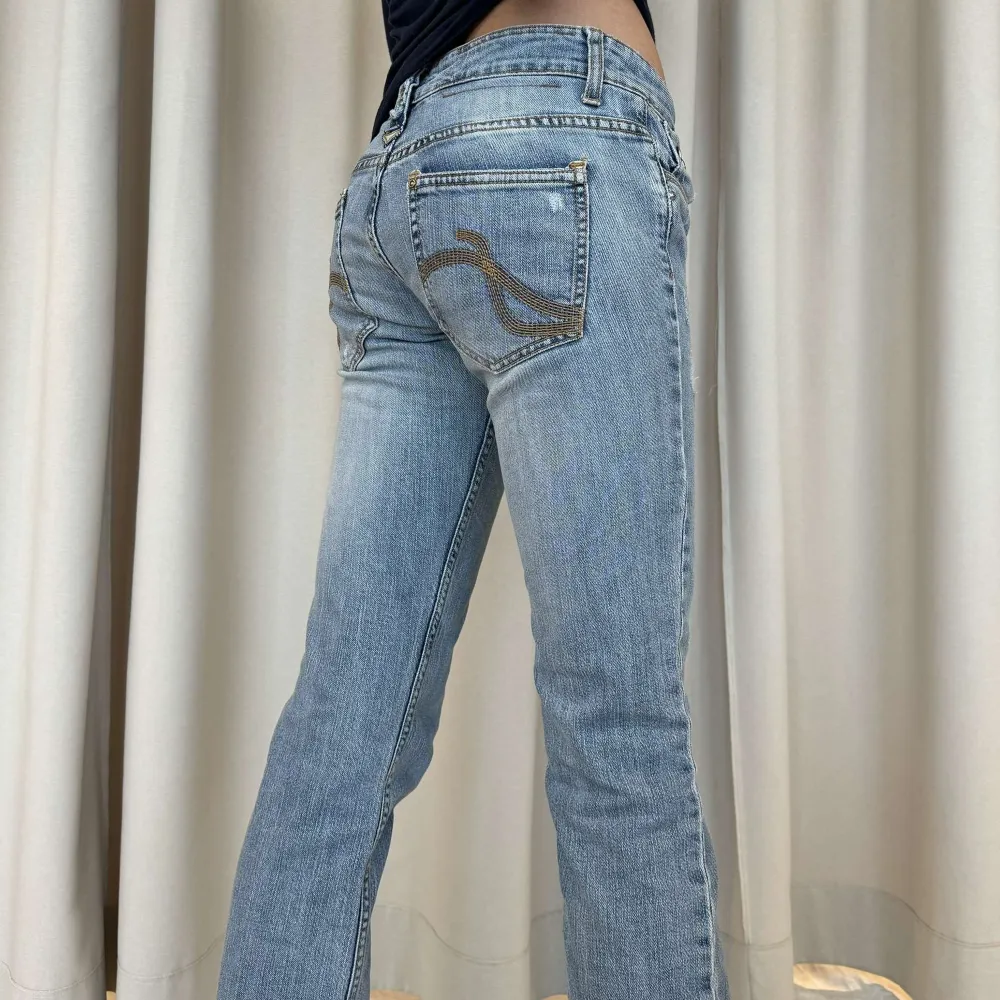 Midjemått 76 cm, innerbenslängd 76 cm, modellen är 169 cm. Pris kan diskuteras! . Jeans & Byxor.