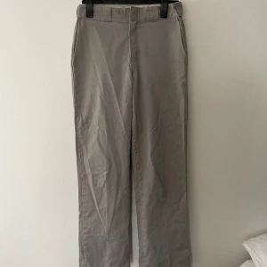 Dickies - Använda sparsamt men slit i nedre vänster byxa