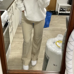 Madlady beige kostymbyxor stl 34 - De populära madlady-kostymbyxorna i ljusbeige. Storleken är EU34/L30 (passar mig som är 158 cm lång men funkar nog upp till 165 cm). Dom är midwaist och väldigt stretchiga i materialet så passar bättre på en S enligt mig. Endast testade!