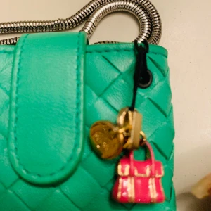  etui bottega Veneta  - Ett litet etui i finaste lammskinn , den kan användas som korthållare eller till smycken .  Jag har sytt på en kjedja som går och ta bort och det finns ett hänge i sidan som är i från mulberry. 