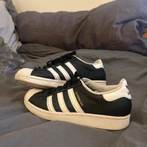 adidas superstar skor vita och svarta - skit bra kvalitet👌👌👌 köpta på secondhand, har några små skador men syns inte. skriv gärna om ni vill ha flera bilder på som visar detaljer/ skador. saknar sula 