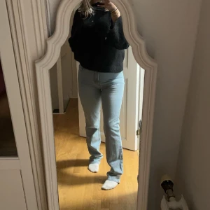 Nelly Jeans - Säljer dessa supersnygga jeans från Nelly, ljusblåa o vida. Dem sitter som en smäck! Väldigt bra passform och långa i benen. Säljer då dem inte kommer till användning för har många liknande 🩷