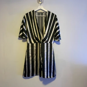 Randig silk  sommarklänning - Bra skick, jätte fin svart vit randig klänning som passar till allt, bekvämt material  