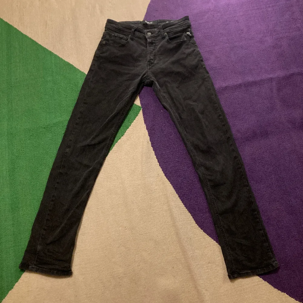Säljer brorsans replay jeans i mörk färg med lite fade. Bara att skriva ifall du har frågor mm. Jeans & Byxor.