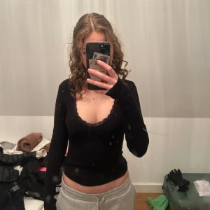 svart tröja  - tajt tröja, lätt ribbad, från stradivarius