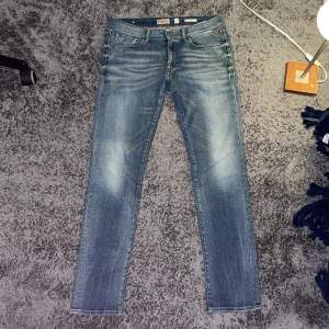 Säljer dessa jeans från Replay åt en vän. Jeansen är i nyskick. Skriv för frågor och funderingar.