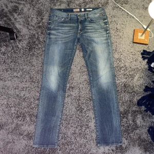 Jeans från Replay - Säljer dessa jeans från Replay åt en vän. Jeansen är i nyskick. Skriv för frågor och funderingar.