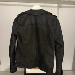 Skinnjacka - Skinnjacka från vero Moda i strl. Xs. Väl använd men i superbra skick😍 