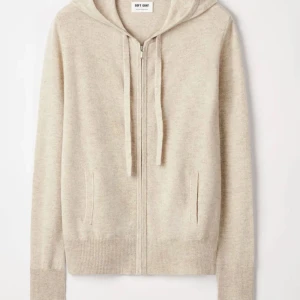 Soft Goat Zip Hoodie - Soft Goat Zip Hoodie i ljusbeige, lite nopprig och någon enstaka fläck därav priset. Jättefin !