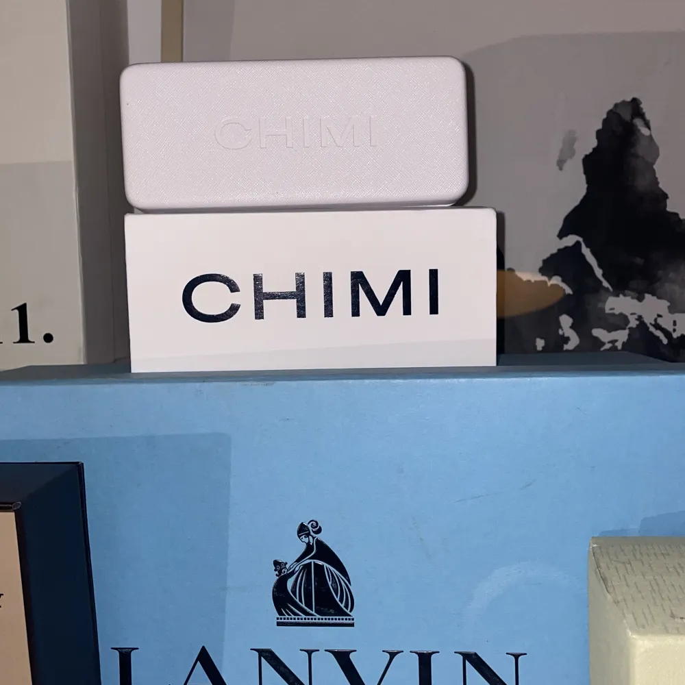 Ett par riktigt feta chimi 04 som är perfekt för kommande sommar köpta via chimis hemsida för 1250kr använda några gånger skriv till oss om ni har några frågor eller funderingar . Accessoarer.