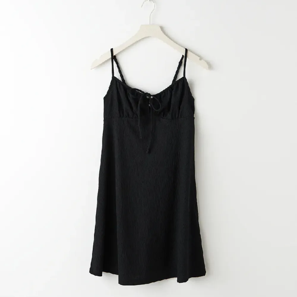 Jättesöt svart klänning ifrån Gina! Aldrig använd🥰 Storlek S! Perfekt till sommaren💕. Klänningar.