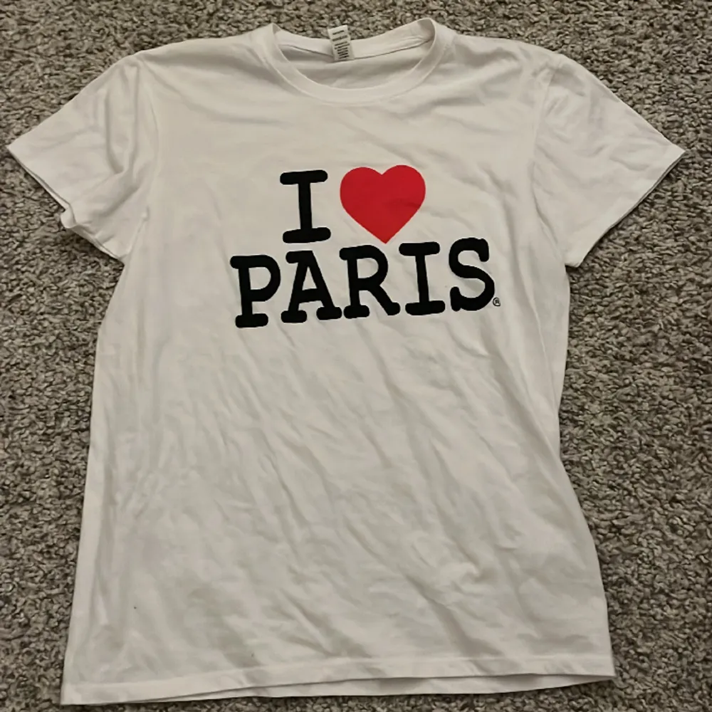 Jätteiconisk tshirt köpt i Paris i somras, säljer då den aldrig kommit till andvänding tyvärr. T-shirts.