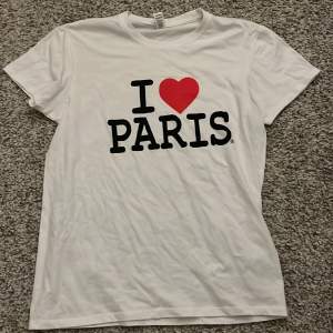 Jätteiconisk tshirt köpt i Paris i somras, säljer då den aldrig kommit till andvänding tyvärr
