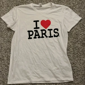 I ❤️ Paris  - Jätteiconisk tshirt köpt i Paris i somras, säljer då den aldrig kommit till andvänding tyvärr