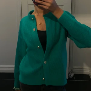 Grön kofta - Säljer min fina fina kofta som är i grön💚  Den kommer aldrig till användning, skriv för mer frågor ❤️