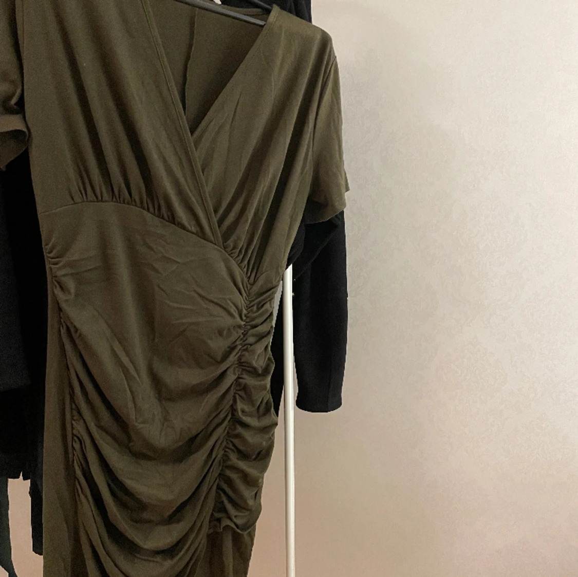 Grön sommarklänning med slits