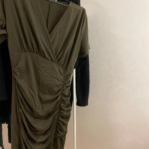 Grön sommarklänning med slits - Storlek xs använd enstaka gång