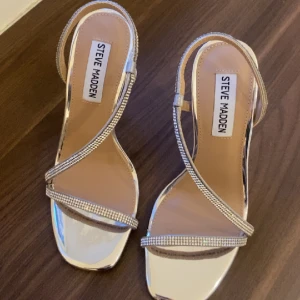 Klackar Steve Madden  - Helt nya klackar som aldrig är använda från Steve madden i modellen Novalize som inte säljs längre hos dem🤍Nypris 1500kr