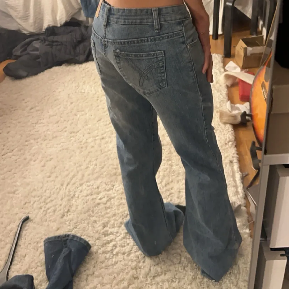 Säljer dessa skitsnygga lågmidjade jeans som tyvärr är aldelles för långa för mig😭❤️strlk 27, har en pytteliten fläck som inte märks av. + en knapp som rör sig-men den kan inte åka av, Därav pris. Jeans & Byxor.