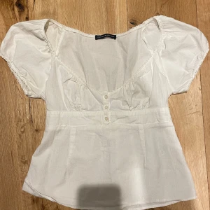 Superfin vit blus från brandy Melville 🥰 - En vit blus från brandy Melville! Nästan aldrig använd! Fin urringning. Köparen står för frakten🥰skriv för fler bilder 💓