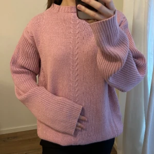 Fin stickad rosa tröja - Väldigt fin stickad rosa tröja i material som inte noppar! Jag bär normalt XS så på mig är den oversize och ca 5cm längre än på bild eftersom jag vikt upp den.