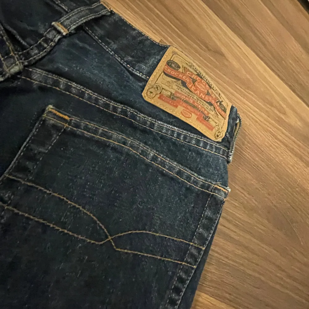 Säljer mina Crocker jeans dom är i fint skick💗 Kan tänka mig sänka priset vid snabbaffär💗 Midja rakt över 39.💗. Jeans & Byxor.