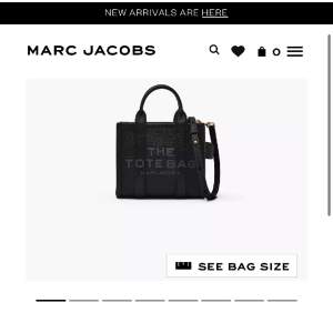 Säljer min Marc Jacobs tote bag som jag köpte i somras i Marc Jacobs butik. Ny kostar 4600kr på deras hemsida.  