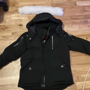 Moose knuckles jacka - Mosse jacka jätte fin med päls och allt har haften bara 2 veckor fick den som present jätte skön och varm 