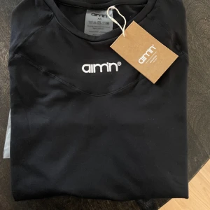 AIM’N träningströja  - Min favorit träningströja från Aim’n modell Soft basic long sleeve🖤 Aldrig använd eller testad med packpåse kvar. Säljes för att jag köpte en likadan men fick denna i julklapp så har två nu. Nypris på hemsida: 349 kr 