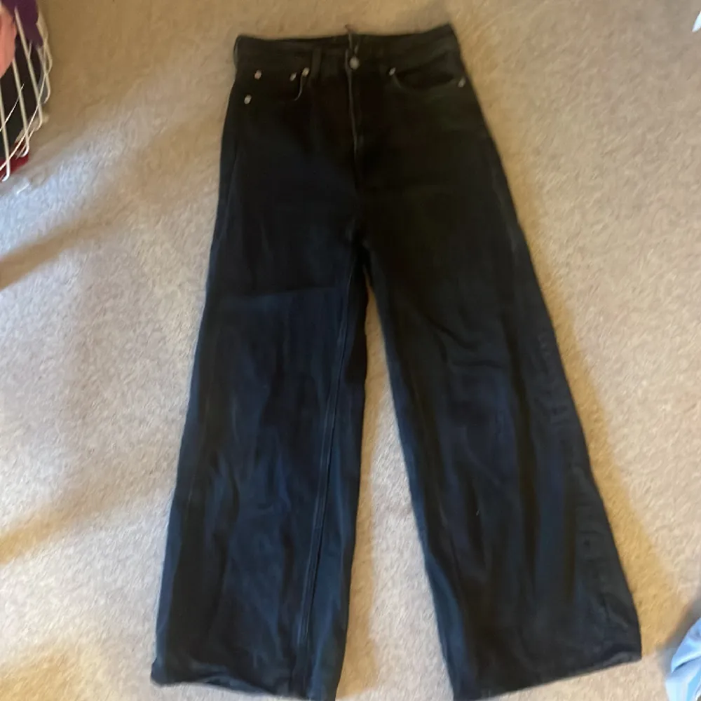 Säljer mina svarta jeans från weekday då det inte är min stil knappt andvända skriv privat för fler bilder.💗. Jeans & Byxor.