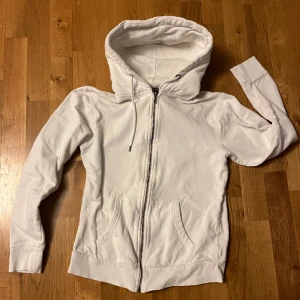 Huvtröja med dragkedja  - Vit huvtröja från Lager 157, storlek S. Prisförslag. Frakt tillkommer 