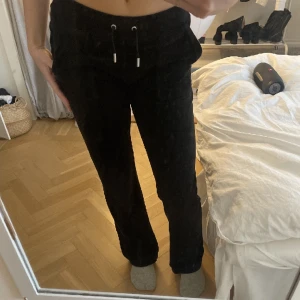 Svarta juicy byxor  - Juicy couture byxor stl xs. Byte mot gråa eller köp för 500