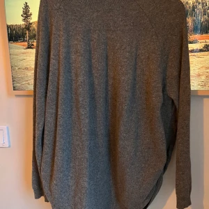 Mysig tröja från Wera  - Tröja färg mörk beige/brun. Lite längre modell. Slits på båda sidor. 90% ull, 10% Kashmir. Kommer från husdjur och rökfritt hem.