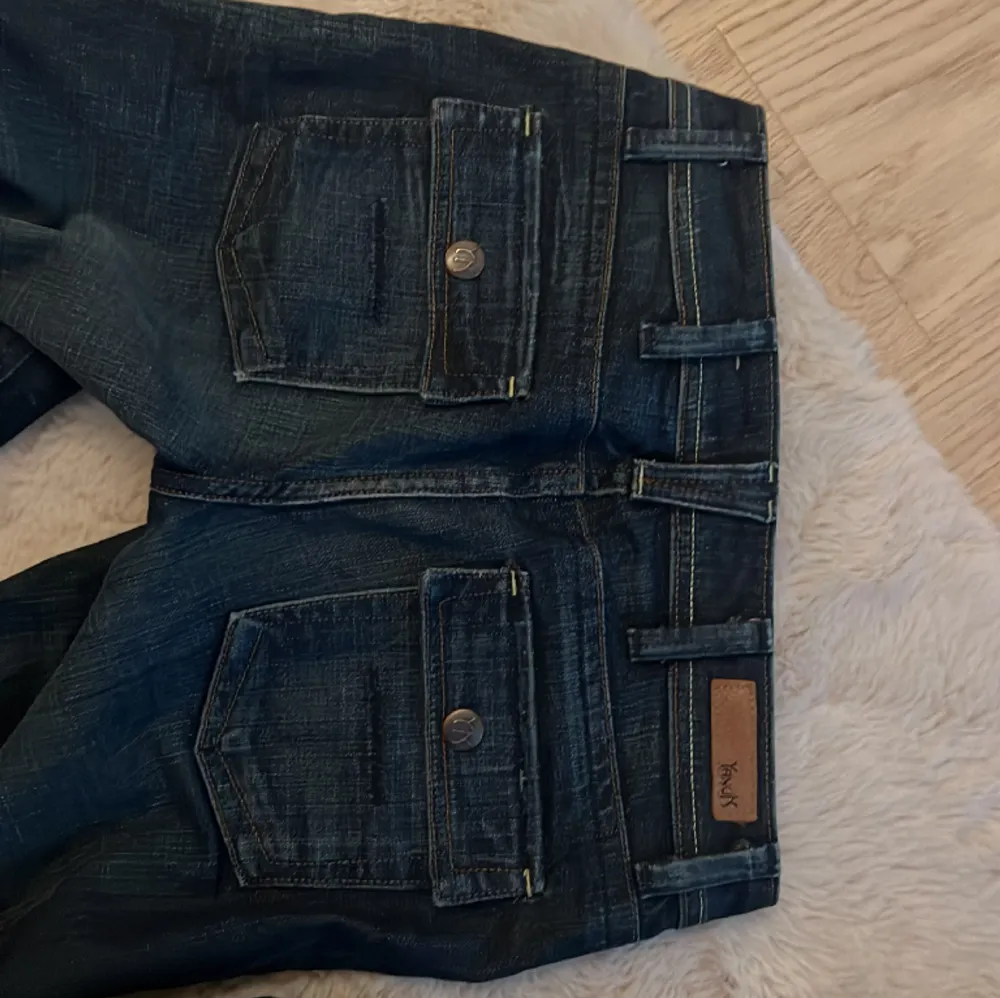 Säljer dessa vintage jeans i storlek 25, midjemått 35 (tvärsöver), innerbenslängd 82. Är 164 och dom är lite långa på mig. Köp för 500kr🙌🏻. Jeans & Byxor.