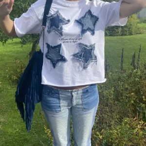 T- shirts med tryck - Säljer denna T-shirt som bara är använd några få gånger. Jättebra skick!