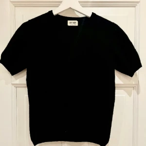 Soft goat t-shirt Kashmir  - Säljer min t-shirt ifrån Soft goat. Köpte den för 900kr här från plick. Finns inga tydliga tecken på slitage. Tveka inte att höra av er om frågor! 💘💘