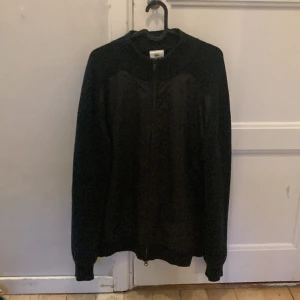 Lacoste jacka - En Lacoste vårjacka. Bra skick 9/10 knappt använd. 