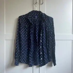 Superfin blus från Gant i skönt material🥰Knappt använd. Pris 150kr + frakt