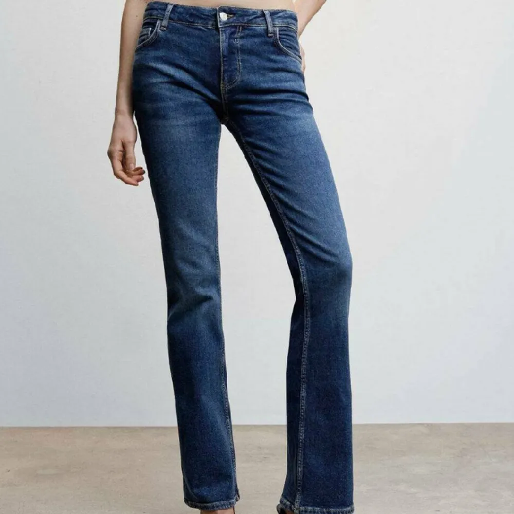 Low waist bootcut jeans jeans från Mango i mycket fint skick💙 Passar mig som vanligtvis har 36. 🫶🏼 Nypris 599kr. Jeans & Byxor.