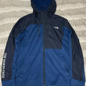 The North Face Zip Hoodie  - Spontant köp som jag ångrar. Använt jätte få gånger  Storlek M 