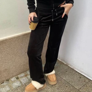 Juicy couture byxor  - Säljer mina svarta juicy byxor för att dom har blivit förstora. Jag är 1,67 Max och är bra i läng. Kom privat för intresse eller frågor🤗