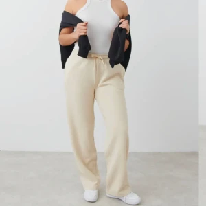 Mjukisbyxor från Gina Tricot - Jättemysiga slutsålda mjukisbyxor från Gina Tricot🥰 säljer då färgen inte passar mig. Kontakta mig för fler bilder