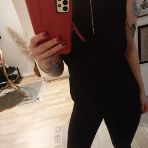 Topp - Kedjetopp ribbad. tyvär lite för stor på mig. Möts gärna upp i Göteborg. 