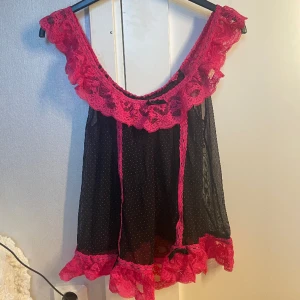 Söt topp - Säljer denna söta topp från en highend vintage butik! Storlek S❤️ köptes för 600kr