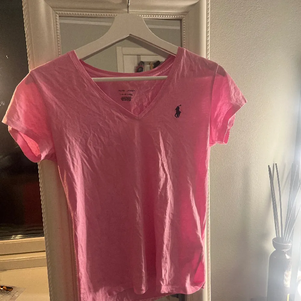 Superfin rosa ralph lauren tröja som inte kommer till användning. Nypris: 780kr. Kan diskutera om pris . T-shirts.